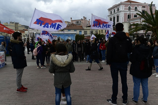 JB 31 Mytilene - Miestni obyvatelia protestujú poèas 24-hodinového trajku v meste Mytilene na gréckom ostrove Lesbos v Egejskom mori 27. februára 2020. Obyvatelia niektorých gréckych ostrovov vystupòovali vo tvrtok vyhlásením celodenného pracovného trajku svoje protesty proti budovaniu nových zadriavacích táborov pre migrantov. FOTO TASR/APLocal residents protest during a 24-hour strike in Mytilene town, on the northeastern Aegean island of Lesbos, Greece, Thursday, Feb. 27, 2020. Demonstrators gathered for a fourth consecutive day on the eastern Greek islands of Lesbos and Chios Thursday to protest government plans to build new migrant detention centers. (AP Photo/Michael Varaklas)