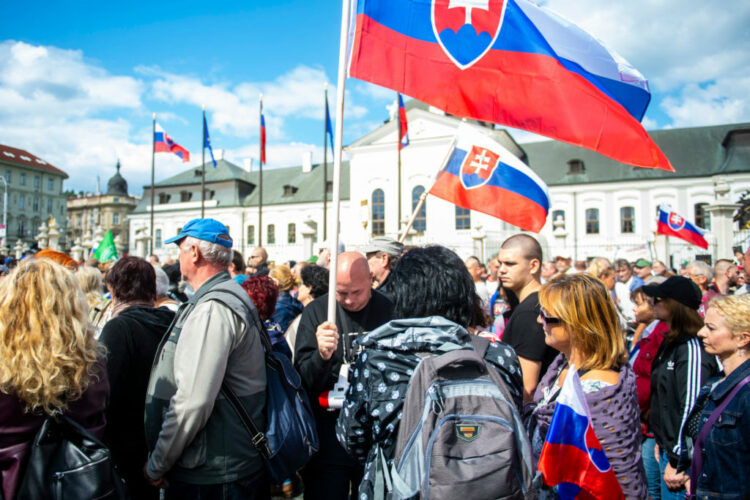 Na snímke úèastníci protestu proti oèkovaniu a vláde SR pred Prezidentským palácom 1. septembra 2021 v Bratislave. FOTO TASR - Jakub Kotian