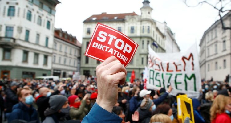Ľudia toho majú už plné zuby. V Slovinsku vtrhli normálni zdraví občania – odporcovia smrtiaceho očkovania meniaceho gény – do sídla verejnoprávneho telerozhlasu RTVS
