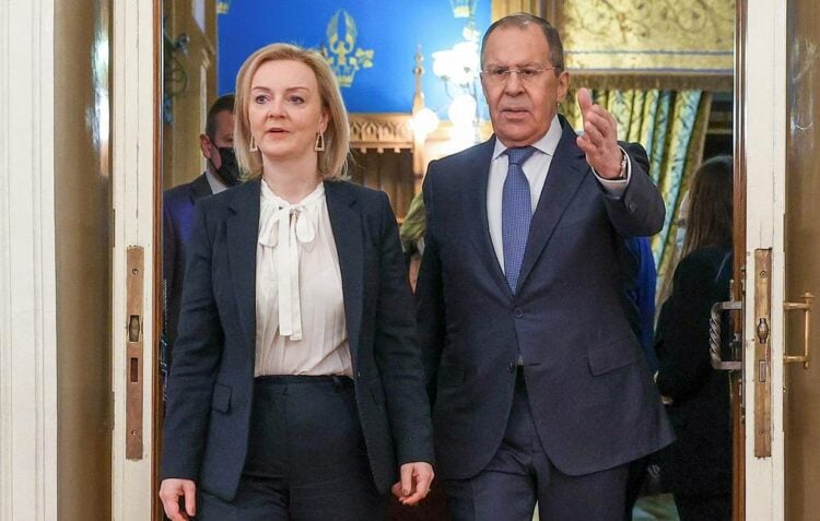 MOSCOW, RUSSIA - FEBRUARY 10, 2022: UK Foreign Secretary Elizabeth Truss (L) and Russia's Foreign Minister Sergei Lavrov arrive for a meeting at the Reception House. Russian Foreign Ministry/TASSÐîññèÿ. Ìîñêâà. Ìèíèñòð èíîñòðàííûõ äåë ÐÔ Ñåðãåé Ëàâðîâ è ìèíèñòð èíîñòðàííûõ äåë Âåëèêîáðèòàíèè Ýëèçàáåò Òðàññ âî âðåìÿ âñòðå÷è â Äîìå ïðèåìîâ ÌÈÄ ÐÔ íà Ñïèðèäîíîâêå. Ïðåññ-ñëóæáà ÌÈÄ ÐÔ/ÒÀÑÑ