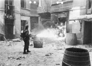 Aufstand in Warschau
Jedes Wiederstandnest der Aufständischen muss einzeln ausgeräuchert werden. Die Strahlen eines deutschen Flammenwerfers vernichten hier jeden Widerstand, der aus einem schwer zugänglichen Kellerzugang immer wieder aufflackerte.
Foto: SS-PK-Schremmer; herausgegeben am 11.9.1944