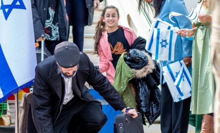 Izraelská vláda, „pomáhat budeme pouze uprchlíkům Židům“. Gojové ať se starají o gojské uprchlíky a bojují a umírají za „našeho“ prezidenta a oligarchy