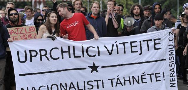 Manifestace na podporu uprchlíkù se uskuteènila 26. èervna na Moravském námìstí v Brnì, kam ve stejný den svolali radikálové z Dìlnické mládee protest proti migrantùm smìøujícím do Evropy.