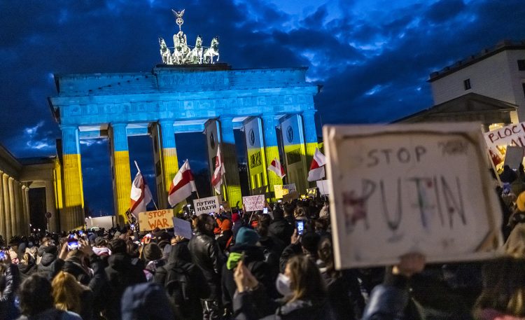 BERLIN, GERMANY - FEBRUARY 24: People protest in front of the Brandenburg gate against the Russian invasion of Ukraine on February 24, 2022 in Berlin, Germany. Russia has begun a large-scale attack on Ukraine, with explosions reported in multiple cities and far outside the restive eastern regions held by Russian-backed rebels. (Photo by Hannibal Hanschke/Getty Images)