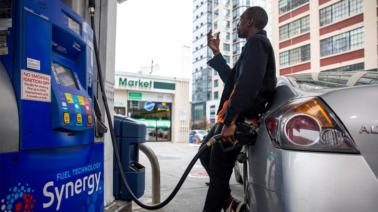 A man fuels a car at a gas station in New York, the United States, on Oct. 13, 2021. U.S. inflation remained elevated in September as supply chain disruptions have persisted for months, the Labor Department reported on Wednesday. The consumer price index CPI increased 0.4 percent in September after rising 0.3 percent in August. Over the past 12 months through September, the index increased 5.4 percent, slightly up from the 5.3 percent pace for the 12-month period ending August, the department said. (Photo by Xinhua via Getty Images)
