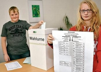 Pascal Wortmeyer und Michelle Klatt gehören bei der Juniorwahl an der IGS Friesland Süd zur Wahlleitung.