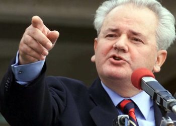 Yugoslav President Slobodan Milosevic makles a point at the opening of railway station in the town of Leskovac, some 300 km south of Belgrade Monday October 11 1999. In this rare public show, Milosevic toured southern Serbia and opened the re-constructed overpass on the E-70 highway and railway station in the town of Leskovac. The original overpass was destroyed in NATO airstrikes earlier this year.  (AP PHOTO / Darko Vojinovic) ma5 Juhoslovanský prezident Slobodan Miloeviè gestikuluje 11. októbra poèas otvorenia elezniènej stanice v meste Lekovac, leiacom asi 300 kilometrov june od Belehradu. Miloeviè, ktorý sa v poslednom období ukazuje na verejnosti len zriedka, otvoril v rámci svojej cesty po junom Srbsku  zrekontruovaný nadjazd na dia¾nici E-70 a elezniènú stanicu v Lekovaci. Pôvodný dia¾nièný nadjazd znièili strely NATO poèas útokov na ciele v Juhoslávii. TASR/AP.