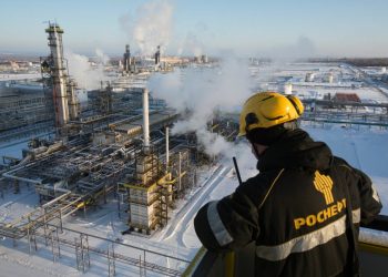 A worker overlooks the low-temperature isomerization unit at the Novokuibyshevsk oil refinery plant, operated by Rosneft PJSC, in Novokuibyshevsk, Samara region, Russia, on Thursday, Dec. 22, 2016. Oil trimmed a second weekly gain as investors weighed rising U.S. inventories against coming coordinated output cuts by OPEC and other producing nations.