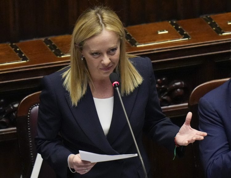 Nová italská premiérka Giorgia Meloniová při projevu v parlamentu. 