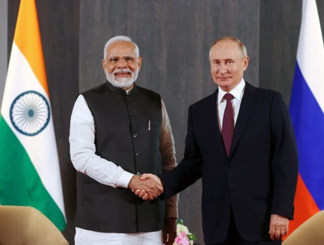 Breitbart: Sankce nefungují, Británie kupuje více ‚indických‘ destilátů z ruské ropy