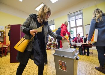 První den prvního kola volby prezidenta ČR, 13. ledna 2023 ve volebních místnostech ZŠ na Rašínově ulici v Brně.