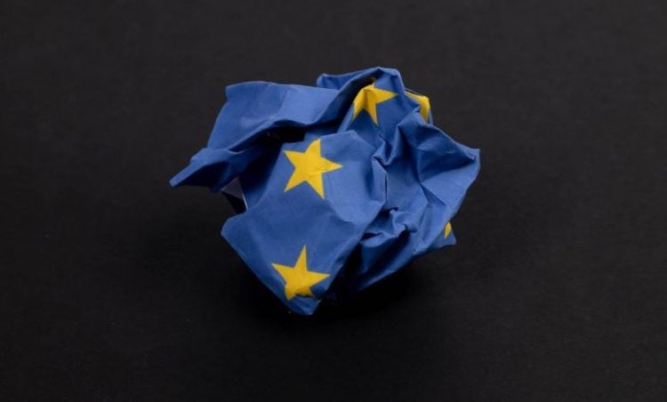 BREITBART: Europoslanec varuje – Nové zákony EU směřují ke kriminalizaci používání hotovosti