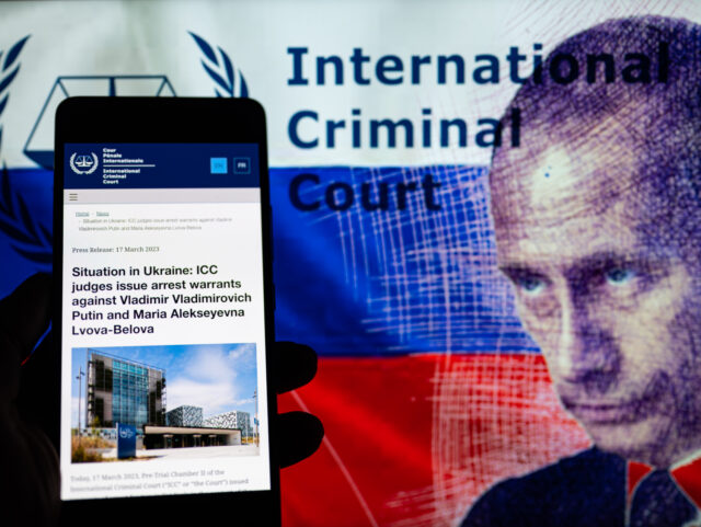 J. Raa, BREITBART: Zatykač mezinárodního soudu na Putina komplikuje mír, říká srbský prezident
