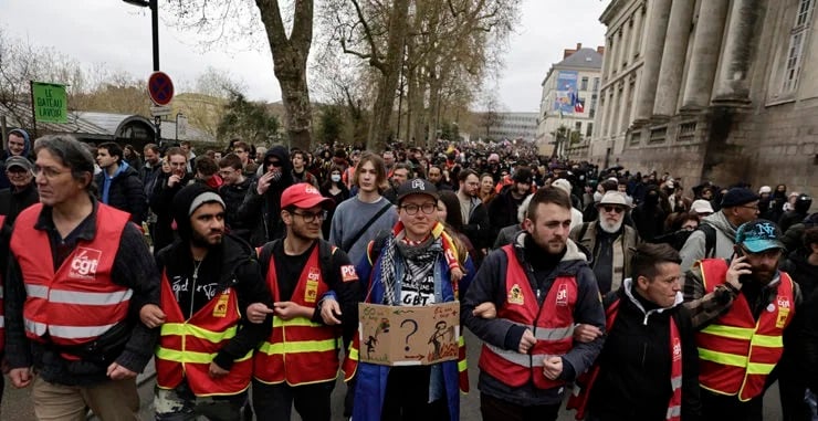 Vo Francúzsku to vrie! Protesty proti Macronovi neutíchajú: Ľudia odmetajú dôchodkovú reformu!
