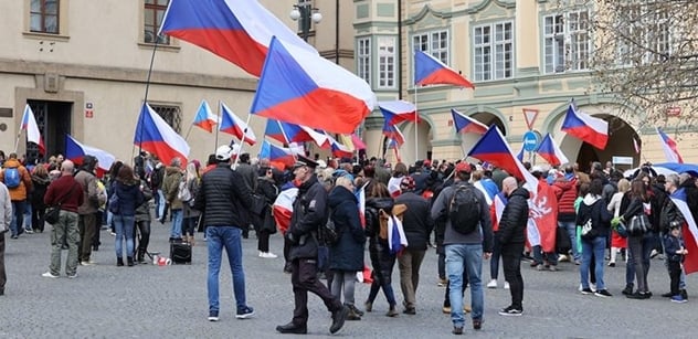 Naštvanost českých občanů přesáhla kritickou mez, varuje politolog. A to ještě vláda žádnou reformu neudělala