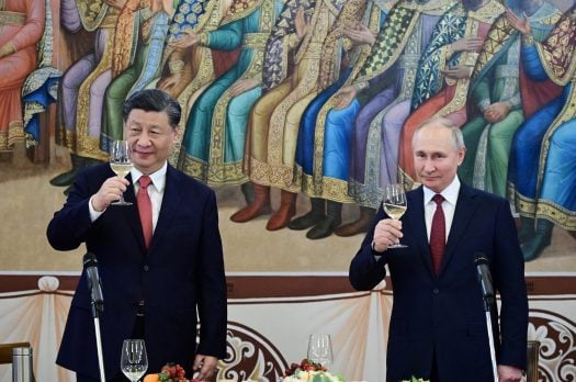 Česko poprvé označí Rusko a Čínu jako bezpečnostní hrozbu. A co tak vyhlásit těmto světovým jaderným supervelmocím válku? Fiala na to určitě „najde odvahu“