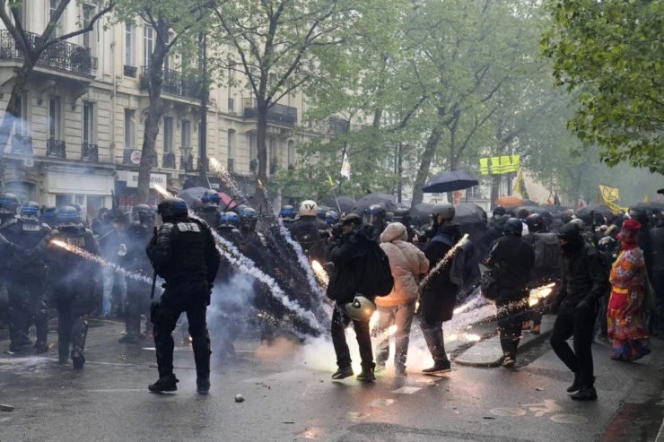 Mimoriadne drsné protesty vo Francúzsku: Desiatky tisíc občanov v uliciach!