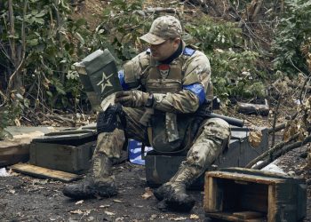 Ukrajinský voják si prohlíží zásoby ruských vojáků, které zanechali při ústupu z okresu Kupjansk, 14, září 2022. 