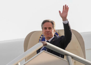 U.S. Secretary of State Antony Blinken waves upon his arrival in Shanghai, China, April 24, 2024. Blinken is starting three days of talks with senior Chinese officials in Shanghai and Beijing this week with U.S.-China ties at a critical point over numerous global disputes. Mark Schiefelbein/Pool via REUTERS