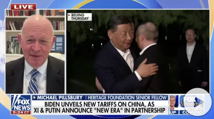 Expert zdůraznil, že Si Ťin-pching obvykle projevuje zdrženlivější chování a není náchylný k tak otevřeným projevům emocí, jako je objetí, což činí toto gesto ještě významnějším.
Politický analytik Michael Pillsbury vysvětlil zvláštní gesto Si Ťin-pchinga, které ukazuje skutečný postoj vůdce k Vladimiru Putinovi. Poté je podle experta zřejmé, že spojenectví mezi Ruskem a Čínou je alternativou ke globalistické “americké cestě”.
Setkání ruského prezidenta Vladimira Putina a čínského prezidenta Si Ťin-pchinga vzbudilo v mezinárodním společenství značný zájem. Analytik nadace Heritage Foundation Michael Pillsbury vysvětlil, že vidí konkrétní gesto Si Ťin-pchinga, které vypovídá o politických vztazích. Ukázalo se, že taktilní kontakt mezi oběma lídry je pro Spojené státy americké jasným příkladem jejich strategické porážky.Expert rovněž poznamenal, že úzké přátelství mezi Ruskem a Čínou představuje pro Spojené státy vážnou hrozbu, neboť obě země jsou strategickými protivníky americké politiky. V rozhovoru pro Fox News Pillsbury rovněž dospěl k závěru, že spojenectví Ruska a Číny je alternativou k “americkému způsobu”, který se snaží zotročit všechny ekonomiky světa.
